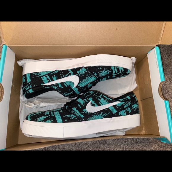 Nike - Picture 3 of 4